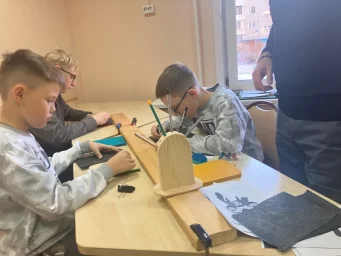 ребята наносят рисунок на основу