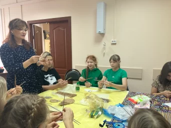 Ребята учатся плетению
