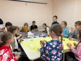 Делают основу сувенира Травянчик