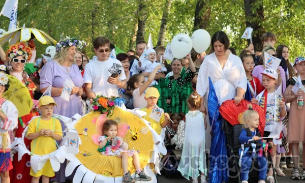 Украшенные коляски возглавили колонну шествия семей