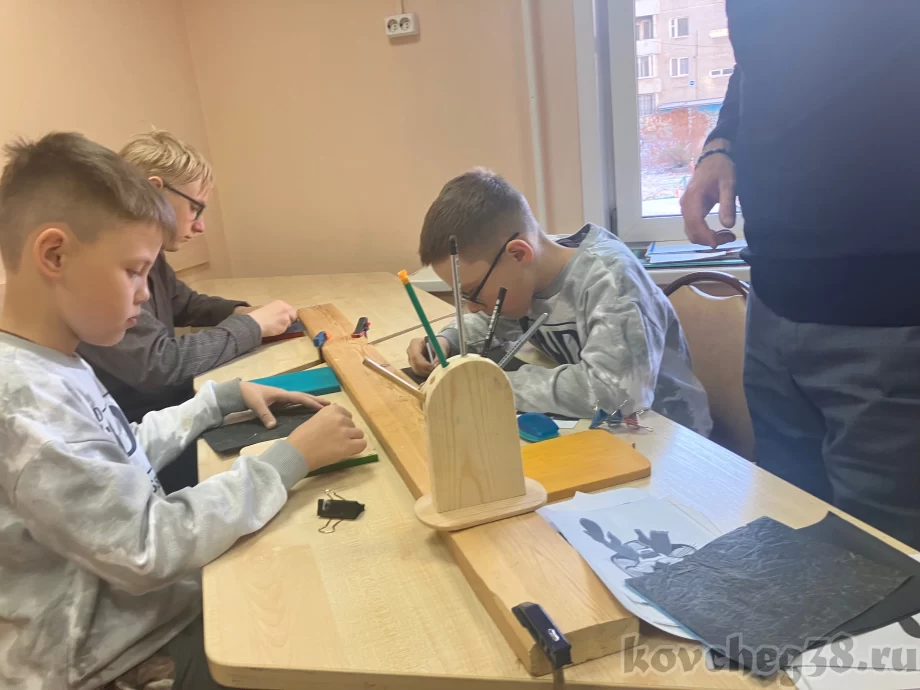 ребята наносят рисунок на основу