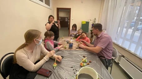 рассказывает об устройстве механизма