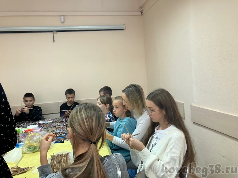 все увлечены процессом плетения