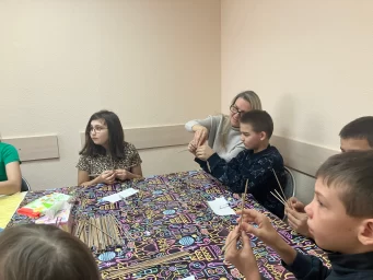 Взрослые помогают