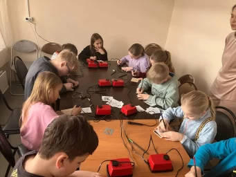 дети работают выжигателем