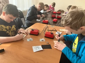 ребята работают выжигателями