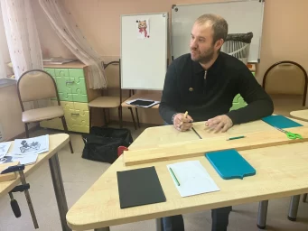 Борис Борисович объясняет ребятам как работать с материалом