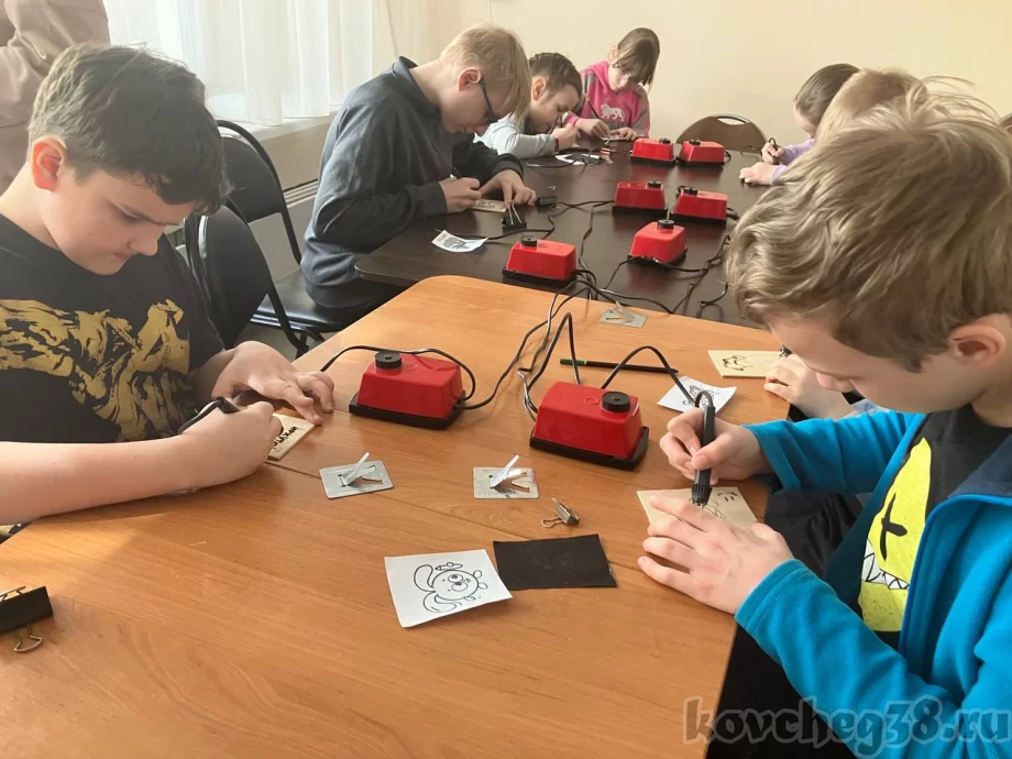 ребята работают выжигателями